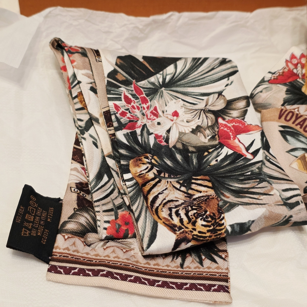 Authentic Louis Vuitton Voyage Extraordinaire Bandeau Tropical Print - Picture 5 of 16